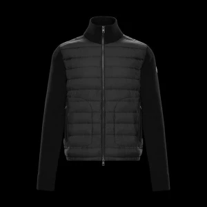 Moncler Cardigan Size M - Säljer min Cardigan då den är för liten. I nyskick, har endast ett mindre tecken på slitage. Hör av er om fler riktiga bilder på jackan, så hörs vi! (Priset går att diskutera) 