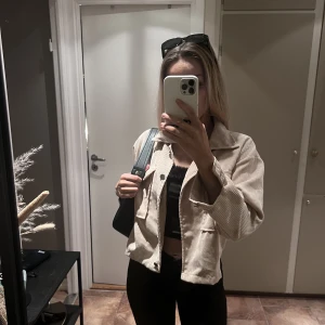 Beige jacka - Beige jacka i manchester st xs