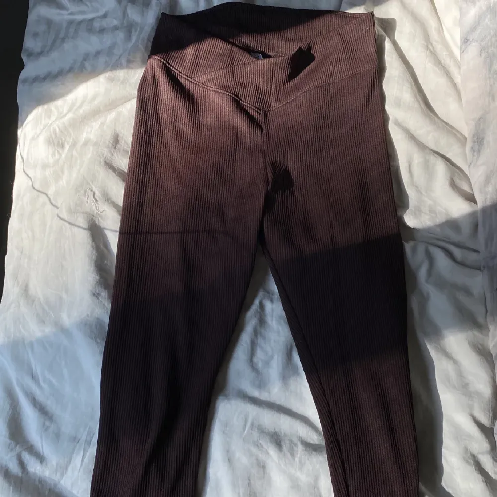Mörkbruna ribbade leggings från H&M, nypris 199kr, stl s, högmidjade, använd en gång. Jeans & Byxor.
