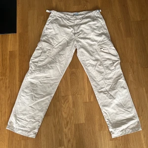 Feta cargo byxor - Nice cargobyxor från Stefanel. Ser väldigt vita ut på bilden men är mer beige i verkligheten. Säljer dem för att dem är för små. Skriv om du har frågor:)
