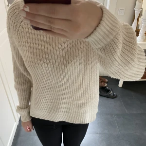 Vit stickad tröja  - Säljer denna superfina vita stickade tröjan från Vera Moda då den inte kommer till användning 🤍