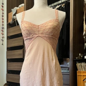 y2k klänning  - nice klänning/nattlinne som är rosa men ser orange ut pga min kamera. man får fina former i den!