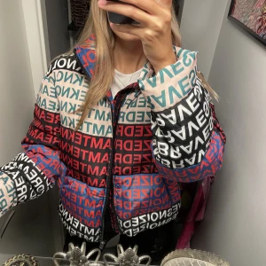 Så cool jacka från diesel❤️‍🔥❤️‍🔥 - Funderar på att sälja! SÅ varmt och skön!!! Värmer verkligen i vinter❤️💕