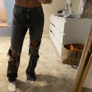 Jeans  - Balla låga/mid jeans med slitningar 