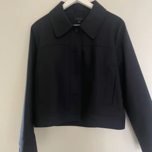 Vårjackan  - Säljer denna snygga kavaj/jacka från cos! Köptes förra året på Cos och är använd ett fåtal gånger så skulle säga som ny. Jag är en S i storlek och denna sitter perfekt med stickade tröjor under! Perfekt nu till Hösten/våren!🩷😄