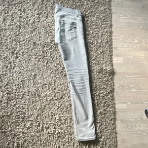 Dondup jeans  - Tja! Säljer nu dessa sjukt snygga dondup jeans i en riktigt snygg färg med ett unikt dondup märke i den svarta färgen. Byxorna är i ett gott skick med ett litet lagat hål. Hör av er vid frågor eller liknande!