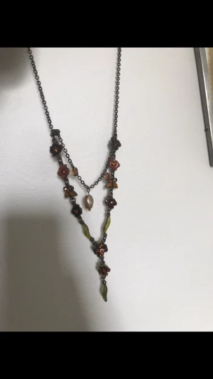 Halsband - Fint halsband, köpt second hand men aldrig använt av mig då det inte är min stil riktigt. Bra skick! (tredje bilden endast för att se hur det ser ut på)