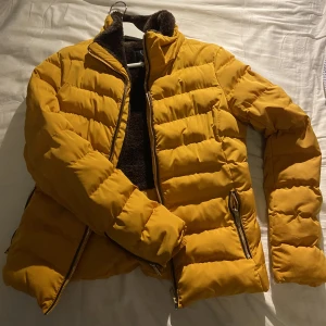 Vinterjacka - Säljer denna jackan som inte kommer till användning. Köptes i danmark för några år sen. Inga defekter. Pris kan diskuteras. Org pris 1200