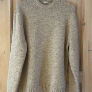Beige/grå stickad tröja - Stickad tröja från Zara. Nyskick, bara använd 1-3 gånger. Storlek M men är som en XS-M