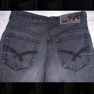 svarta jeans - nästan aldrig använda  väldigt bra skick , pris kan diskuteras  , hör av dig vid frågor💕