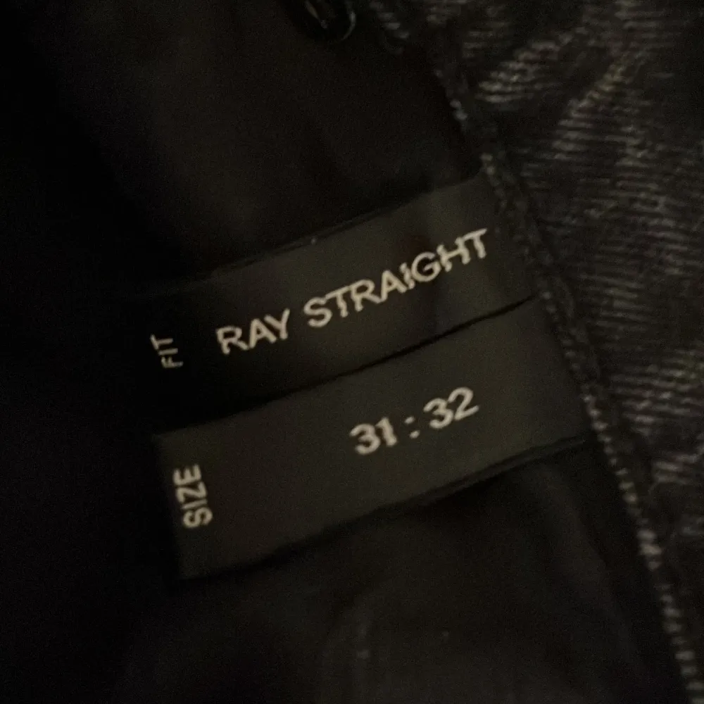 Säljer mina snygga jeans från Neuw i färgen Svart. Storleken är 31/32. Passformen är straight. Skicket är 9/10 då jag inte använt dom mycket och de har inga defekter. Jag köpte dom för 1500 kr men mitt pris är 600 kr. Hör av dig vid funderingar!. Farkut & Housut.