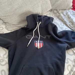 Gant hoodie  - Har använt en gång. Är i fint skick, säljer den för att den har blivit för liten för mig. 