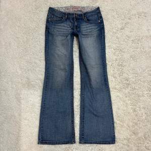 Lowrise och bootcut jeans, i perfekt skick 💕 Midjan är 84cm och innerbens är 82cm 💓