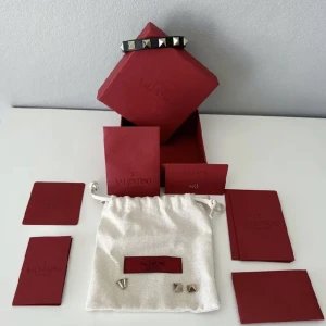 Valentino armband - Tjaa, säljer nu mitt otroligt snygga å trendiga armband. Allt og medföljer å det är givetvis äkta! Nitarna e silvriga👆 Skick 9,2 av 10! Hör av dig vid minsta fundering! Nypris 3000kr