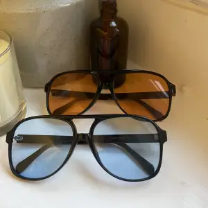 Så coola solglasögon köpta i spanien💙🧡90kr styck💙🧡