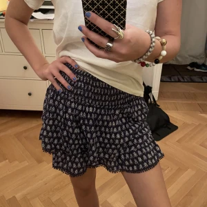 Volang kjol - Säljer denna as snygga kjolen från Pull and bear i storlek XS! Väldigt fina detaljer och väldigt bra skick!! 💙🩵💙🩵 120kr plus frakt!! 