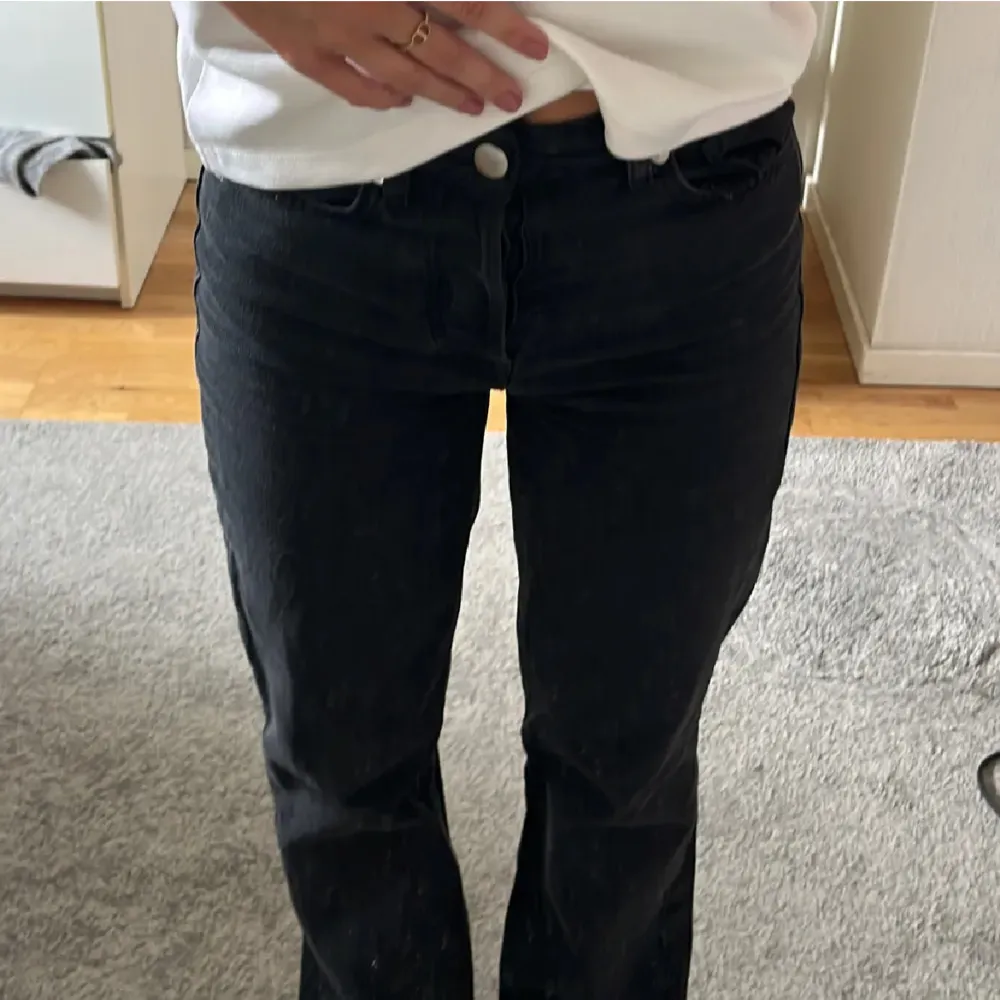 Svarta jeans från bikbok🫶🏼 modellen heter ”regular wide” men jag skulle inte säga att dom är så jättevida utan mer raka💕klippta så att de ska passa någon som är runt 160! Skulle säga att dom är midwaist men mer åt det högmidjade hållet, de nuddar min navel. Jeans & Byxor.