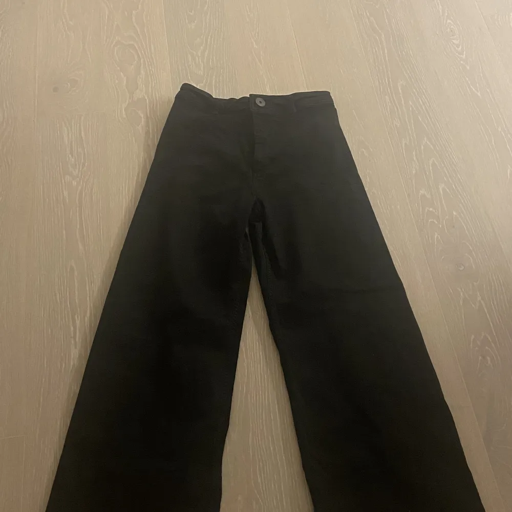 Dessa svarta jeans är från Zara. Använt fåtal gånger. Dessa är i storlek 38. Köpte de för 399 kr, säljer för 200 kr. . Jeans & Byxor.