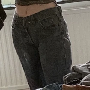 Svarta low waisted jeans  - Svarta lee low waisted jeans som har blivit för små för mig nu. 