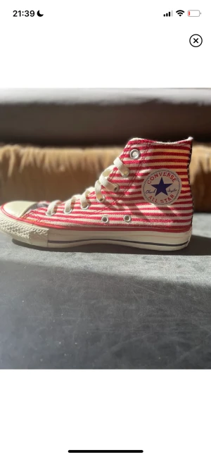 Converse - De är knappt använda. Alla märken är intakta. Säljer dem på grund av att de är små. Storleken i varken för liten eller för stor, bra passform. Moderna och ett par vintage dojor.