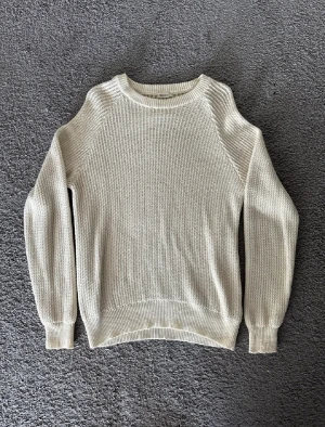 Stickad Tröja FilippaK  - En stickad tröja från Filippa K som söker ny ägare. Använd fåtal gånger men små ”flaws” (se bild 3). Kond : 8/10. Fits BTS, passar medium. Tveka inte att höra av dig vid frågor eller fler bilder😄🤝