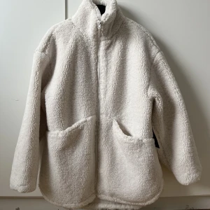 Teddyjacka - En oversized teddyjacka från Nakd. Storlek 38 men stor i storleken. Aldrig använd, lappen sitter kvar