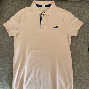 Piké tröja - Säljer denna Piké tröja från Hollister då jag växt ur den. Plagget är i mycket bra skick!