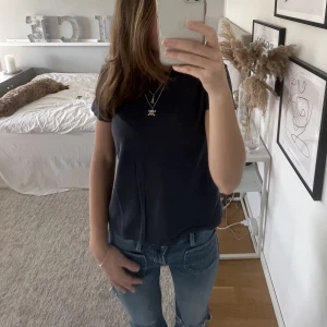 Blå/grå t-shirt - En blå/grå t-shirt från Bikbok! Kvaliten på den här t-shirten är helt sjuk, därav att den kostade mer än vad vanliga t-shirts gör!