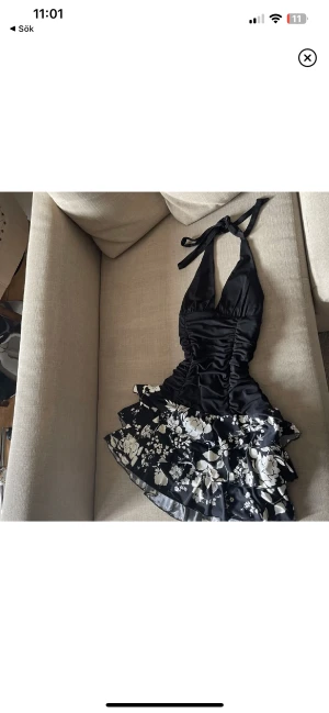 Klänning  - En supersöt klänning som formar kroppen fint. Är i storlek M men passar även S ❤️