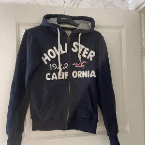 Huvtröja - Huvtröja från hollister, använd men fortfarande i mycket gott skick 