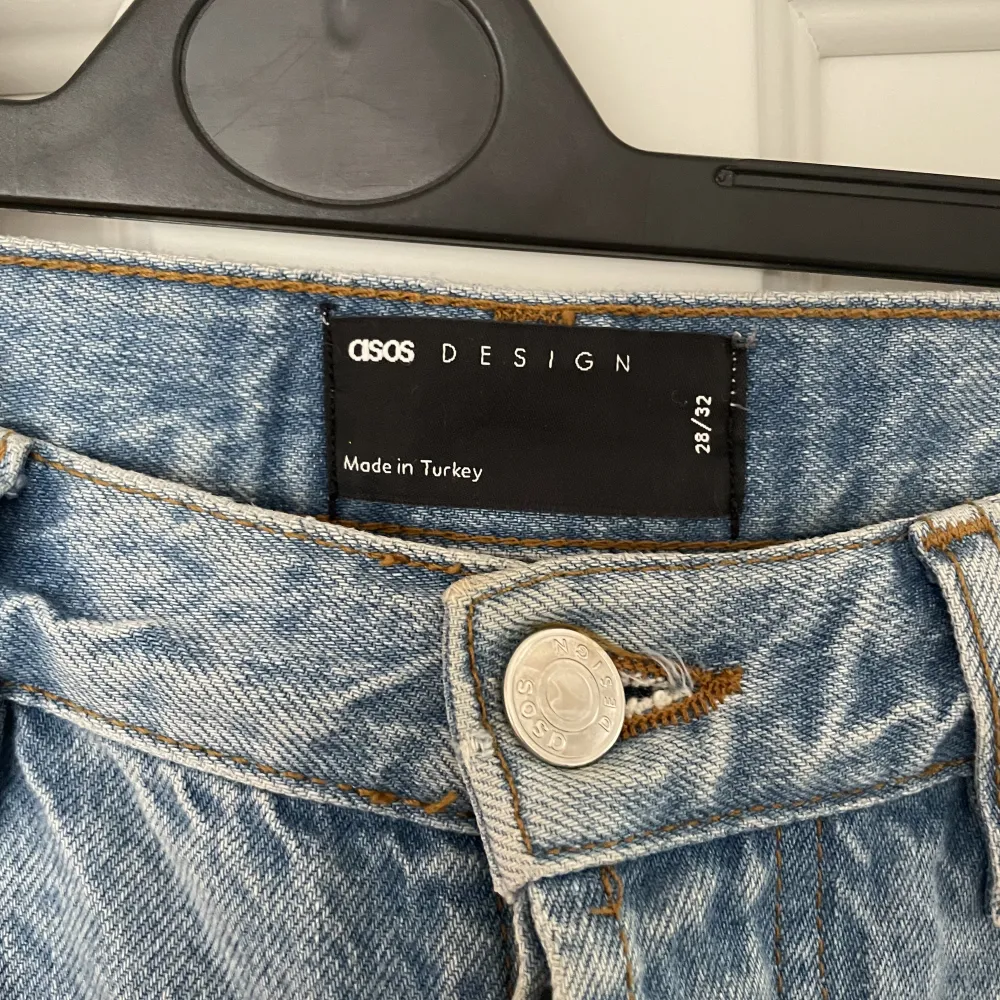 Blåa jeans från Asos design. I storlek 28/32 och använda 3 gånger.. Jeans & Byxor.