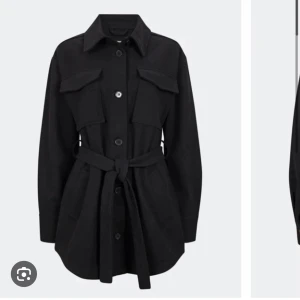 Svart Kappa - Hej!! Jag säljer denna kappan jag köpte från bikbok tidigare i år (januari) som kostade 699kr.Säljer den på grund av att jag vill köpa en annan.