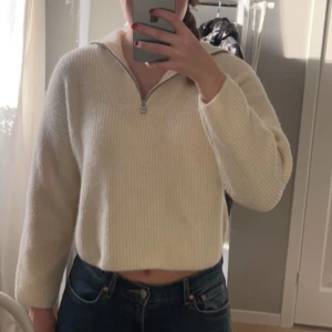 Stickadtröja från zara - Jättefin stickad tröja från zara med dragkedja, något croppad.🥰 Aldrig använd mer än provad, prislappen kvar❣️ Nypris 299 kr. Strl 164 men passar som xs-s🥰