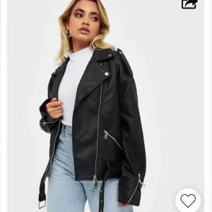 Skinnjacka - Fin skinnjacka från missguided i storlek 34 men lite oversized så funkar nog även som 36🤗 Inga defekter, jättefint skick!!