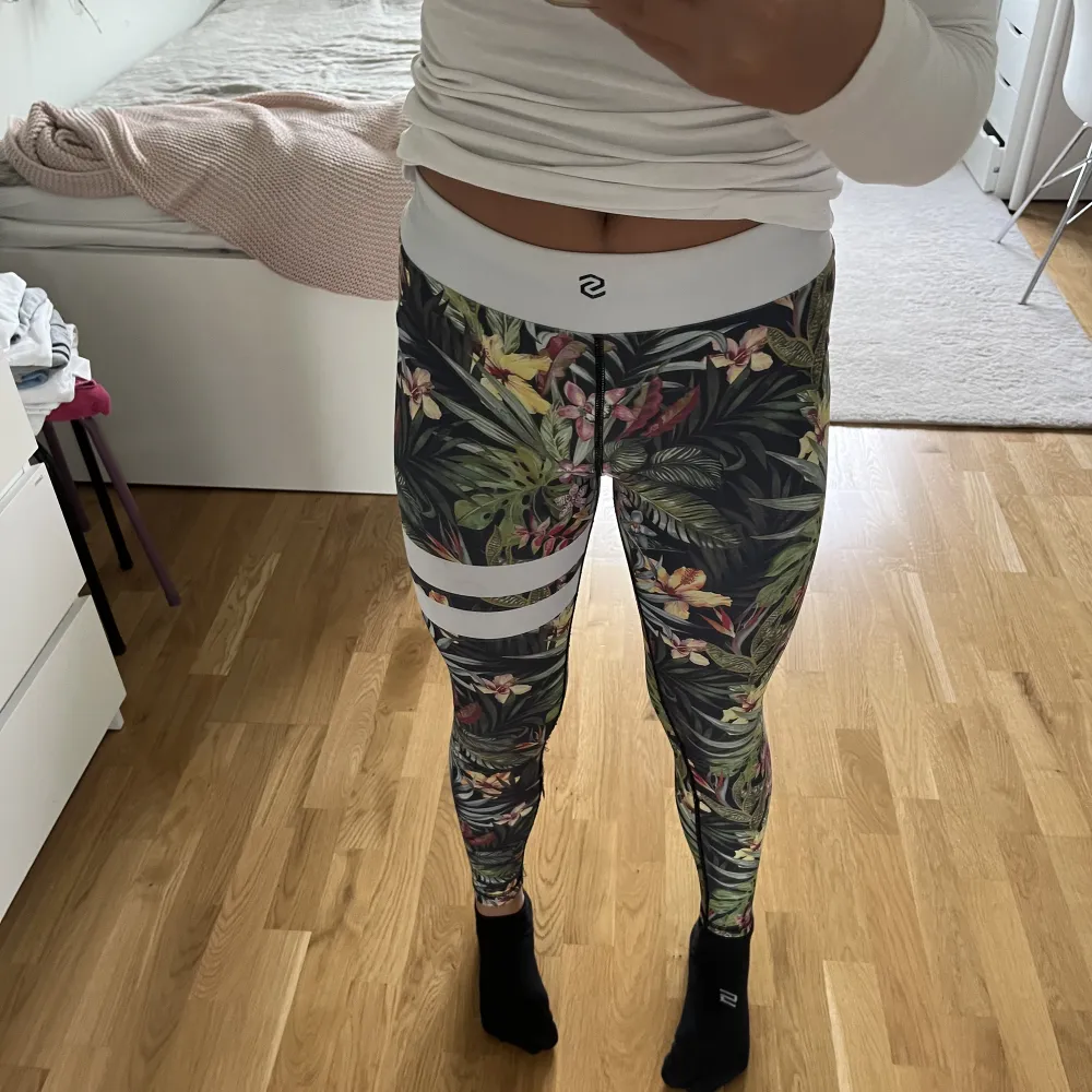 Jätte fina strongers har haft ganska länge, sömnen har fått upp lite på byxorna kolla det jag har ringat in på bilden 💗 original pris 800 kr 💗 skriv prisförslag till mig🫶. Jeans & Byxor.