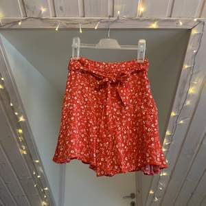 Super gullig kjol från zara med undertyg som är shorts! Har tyvärr gått sönder lite på ett ställe så mamma har sytt. Syns inte så mycket men det finns ju där. 20kr eller gratis vid köp av någon för över 100:) Är strl 36 men passar bättre till 34/XS