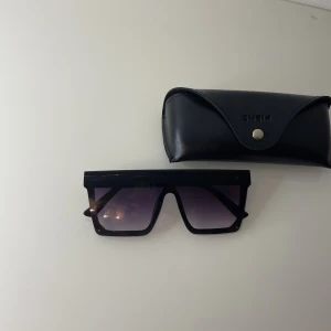 Solglasögon  - Coola solglasögon i nyskick. 