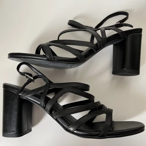 Vagabond skor - Endast använda inomhus, som nya.  Äkta läder, svart. Säljer pga fel storlek. Storlek 39.   Köparen står för frakt. Kan även mötas upp i Stockholm 