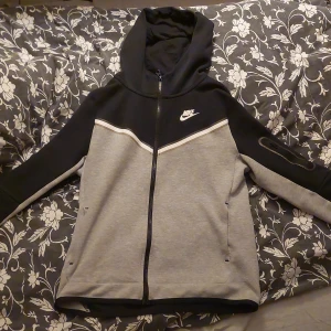 Grå svart nike thech fleece - Den är i bra skick och varm o kön