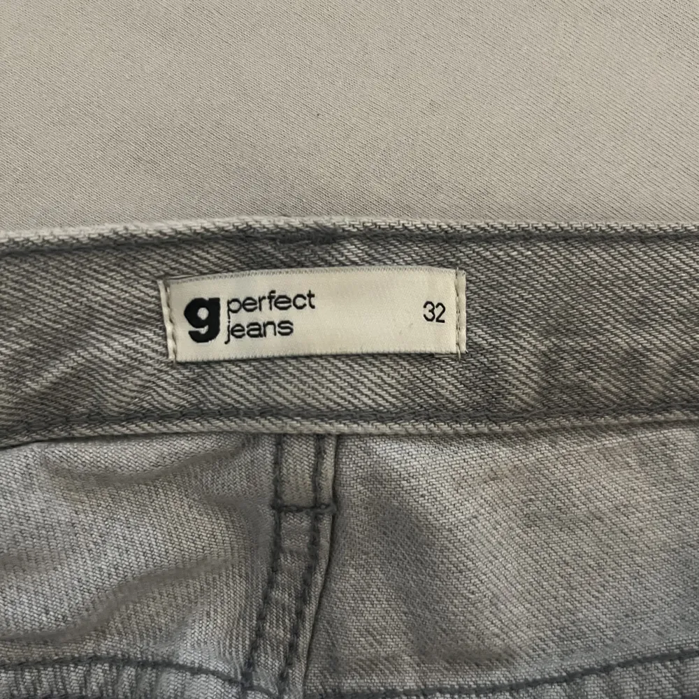 Säljer dessa lågmidjade jeansen ifrån Gina! I superbra skick och använda fåtal gånger☺️pris kan diskuteras!💕. Jeans & Byxor.