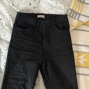Svarta byxor Mira Lindex  - SKRIV TILL MIG INNAN NI TRYCKER PÅ KÖP NU!!! Svarta Mira byxor från Lindex  Storlek 36 Inget fel på dem, kommer inte till användning därför jag säljer dem  Nypris 700kr  Inga skador 