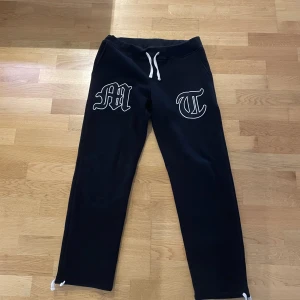 Tuttolente MT joggers - Svarta Tuttolente joggers Lite loose fit och dragsnören vid benöppningarna. Nyskick.