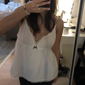 odd molly linne - Jättefint linne från odd molly. Säljer pga att den tyvärr är för stor för mig. Köpte den i s, men skulle säga att den sitter som en s/m.💓