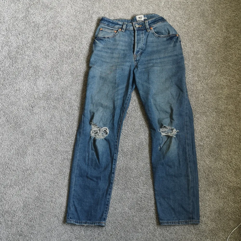 Ett par supersnygga jeans som har slitningar vid knäna. Är i nyskick och i momjeans-modellen. I storlek M. Jeans & Byxor.