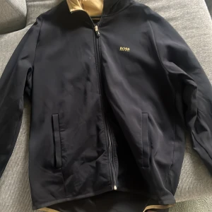 Hugo boss hoodie  - Säljer nu min Hugo boss hoodie som jag köpt på nk för 2700kr, riktigt snygg och är i storlek xxl/xl mer xl skulle jag säga. Du står för frakten. Hör av dig vid frågor 