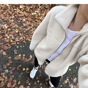 Teddyjacka - Säljer denna fina teddyjacka helt utan defekter!! 