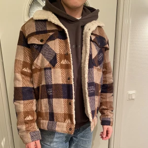 Scotch & Soda teddyjacka - Sho! Säljer denna unika och snygga teddyjackan från Scotch & soda😇köpt för 2-3 år sedan för 2499kr men har bara använt jackan under några månader😊 Storlek XL Buda gärna! 