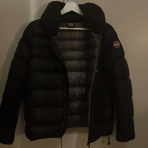 Colmar jacka  - säljer min colmar jacka då den inte kommer till användning. jätte bra skick då jag har använt den en gång 💕