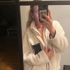 Teddy jacka - En mysig jätte skön teddyjacka som tyvärr aldrig används :( 