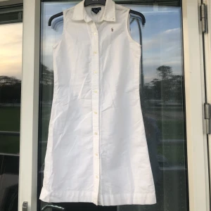 Ralph lauren klänning - Vit tennisklänning från ralph lauren. Superfin men tyvärr för liten för mig